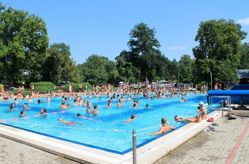 Bent és kint különböző hőfokú medencék és gyógyászati kezelések várják a pihenésre vágyókat